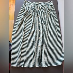Midi green and white striped skit